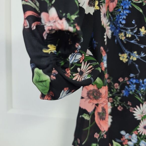 Pleione floral blouse size medium - Picture 4 of 8